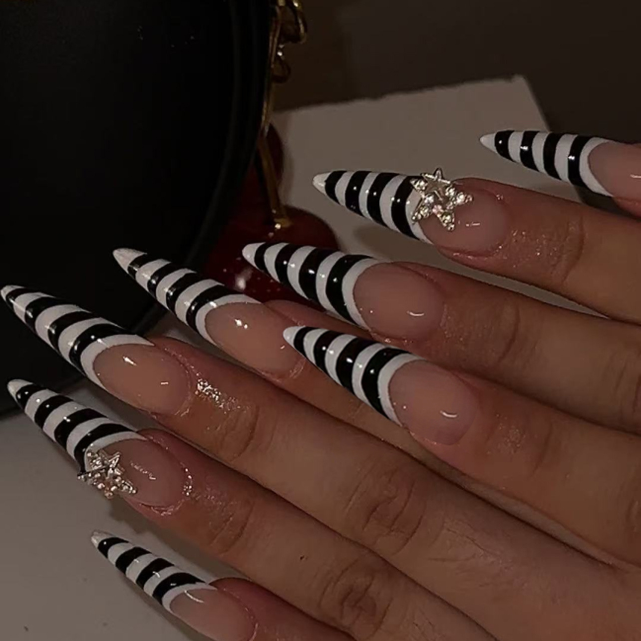 Nail Art Zebra - 24 Stück schwarz-weiße Zebrastreifen zum Aufdrücken
